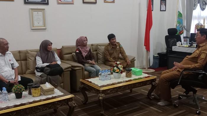 ARSIP - Bupati Belitung Timur, Kamarudin Muten (Afa) berfoto bersama Tim Penelitian Badan Riset dan Inovasi Nasional (BRIN), AAI Belitung Timur, serta Dinas Perpustakaan dan Kearsipan Kabupaten Belitung Timur di sela-sela agenda kunjungan kerja di Belitung Timur, Kamis (4/6/2026). Pertemuan ini membahas komitmen pemerintah daerah dalam mendukung kajian akademis dan penyelamatan berbagai dokumen sejarah lokal agar dapat diusulkan sebagai Memori Kolektif Bangsa (MKB) serta warisan dokumenter dunia (Memory of the World UNESCO).