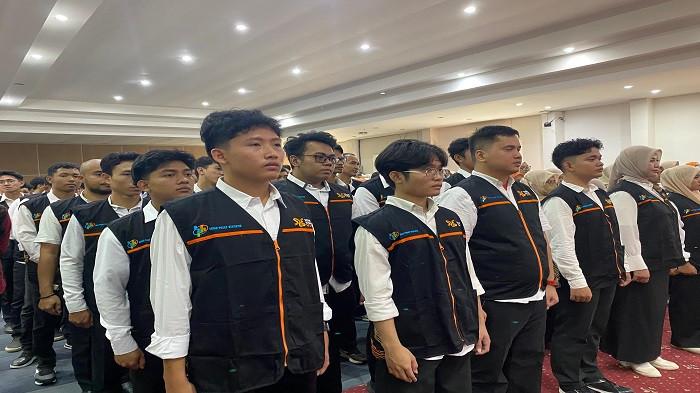 Pengukuhan petugas lapangan untuk pelaksanaan Sensus Ekonomi (SE) 2026, oleh Wali Kota Pangkalpinang ditandai dengan pemakaian rompi secara simbolis, Kamis (11/6/2026) di balai Betason Lantai I Kantor Wali Kota Pangkalpinang.
