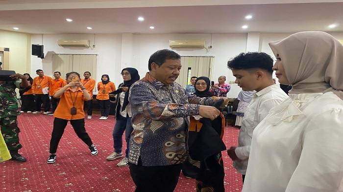 Pengukuhan petugas lapangan untuk pelaksanaan Sensus Ekonomi (SE) 2026, oleh Wali Kota Pangkalpinang ditandai dengan pemakaian rompi secara simbolis, Kamis (11/6/2026) di balai Betason Lantai I Kantor Wali Kota Pangkalpinang.