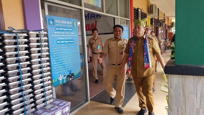 USUL INFRASTRUKTUR - Kepala SMA Negeri 1 Damar, Nizar saat mengantar Gubernur Kepulauan Bangka Belitung, Hidayat Arsani menuju ruang guru, Senin (15/6/2026). Nizar memberikan usulan ke Gubernur Babel mengenai pembangunan pagar, kantin, dan ruang pertemuan sekolah dan berharap hal tersebut segera terealisasi demi meningkatkan kenyamanan proses belajar mengajar.