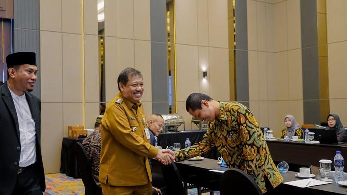 Wali Kota Pangkalpinang Saparudin didampingi Direktur Utama PT BPRS Bangka Belitung, Chairul Ichwan menuju Rapat Umum Pemegang Saham (RUPS) Tahun Buku 2025 dan Rapat Umum Pemegang Saham Luar Biasa (RUPSLB) yang digelar di Ballroom Aston Emidary Hotel Bangka, Senin (15/6/2026).
