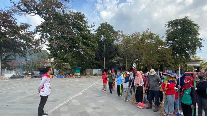 Relawan Gotong Royong Bersihkan Pantai Nek Aji