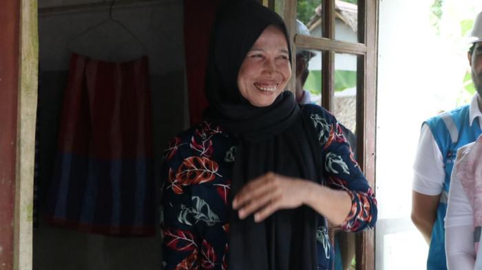 Kebahagiaan serupa terpancar dari Aminah, warga Desa Pejamben, Kecamatan Carita, Kabupaten Pandeglang, Banten, yang juga menerima bantuan sambungan listrik gratis. Senyumnya merekah saat rumahnya kini memiliki sambungan listrik sendiri, tak lagi bergantung pada aliran dari tetangga.