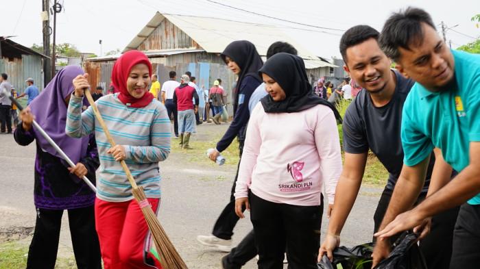 Ibu Walikota Pangkalpinang (Jilbab merah) bersama srikandi PLN dan pegawai PLN bersama-sama melakukan pembersihan lingkungan di lokasi Kolak Beko