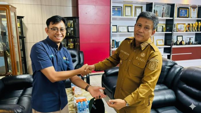 Manager PLN ULP Sungailiat, Reza Utama Putera bersilahturahmi kepada Bupati Bangka, Bapak Fery Insani di Kantor Bupati Kabupaten Bangka.