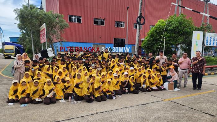 Rombongan siswa SDIT Qurani Adh Dhuhaa Pangkalpinang berfoto bersama di area PLTU Air Anyir setelah mengikuti rangkaian kegiatan outing class dan kunjungan edukatif.