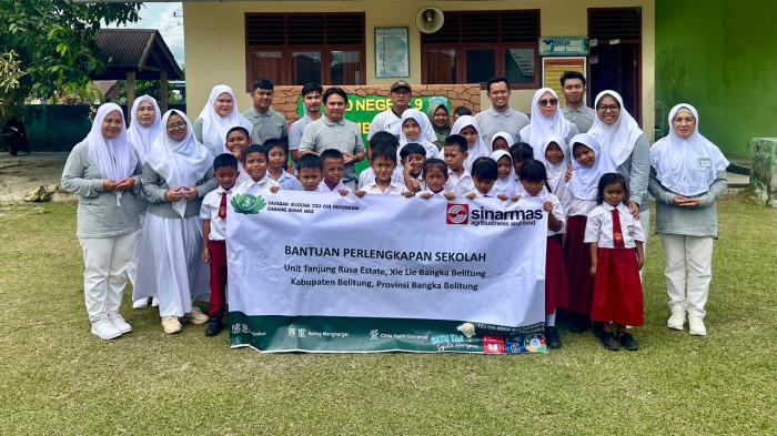 Foto bersama relawan Dharma Wanita Tzu Chi Indonesia, guru, dan siswa di SDN 9 Membalong