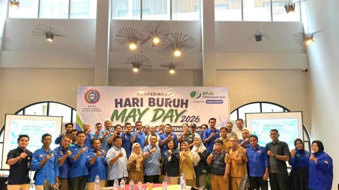 Foto bersama serikat pekerja Kabupaten Belitung dan Belitung Timur di acara memperingati Hari Buruh 2026 di Hotel Golden Tulip Belitung, Selasa (12/5/2025).