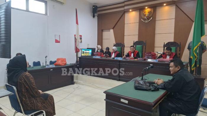 SIDANG HELLYANA -- Terdakwa Hellyana saat menjalani sidang diruang sidang Tirta Pengadilan Negeri Pangkalpinang, dengan agenda putusan sela dari majelis hakim, Rabu (10/12/2025) (Bangkapos.com/Adi Saputra)