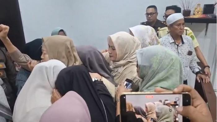 VONIS - Ibunda Hellyana histeris usai mendengar vonis hakim Pengadilan Negeri Pangkalpinang pada anaknya, Senin (18/5/2026).