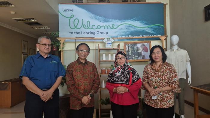 Direktur Retail dan Niaga PLN Adi Priyanto (kedua dari kiri) ketika mengunjungi salah satu pelanggan industri tekstil PT South Pacific Viscose (SPV) di Purwakarta dan disambut oleh HR GA & Corporate Affair Director SPV, Vibrayani Arkhama (kedua dari kanan), Operation Site Director SPV, Ivan Gaudart (kiri) serta Head of Procurement Manager SPV, Kho Viminyaty (kanan).