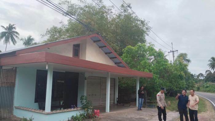 Anggota Polres Belitung mengecek lokasi penemuan wanita bersimbah darah pada Sabtu (15/2/2026).