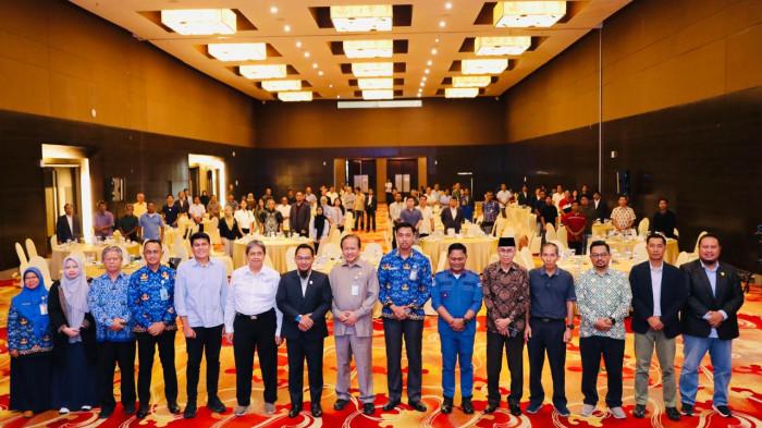 Manajemen PLN Babel bersama Pemerintah daerah, Narasumber, tamu undangan dan seluruh pengusahan tambak udang di Babel berfoto bersama dalam kegiatan FGD Tambak Udang di Soll Marina Hotel