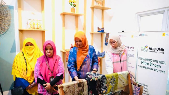 HASIL KARYA UMK - Perwakilan Dekranasda Provinsi Kepulauan Bangka Belitung, Ibu Sri Hidayati, S.Pd., bersama tim PLN meninjau hasil karya dan produk kreatif dari pelaku UMK binaan HUB PLN Babel. Peninjauan ini menjadi bagian dari upaya mendukung peningkatan kualitas dan tampilan produk lokal agar semakin berdaya saing.