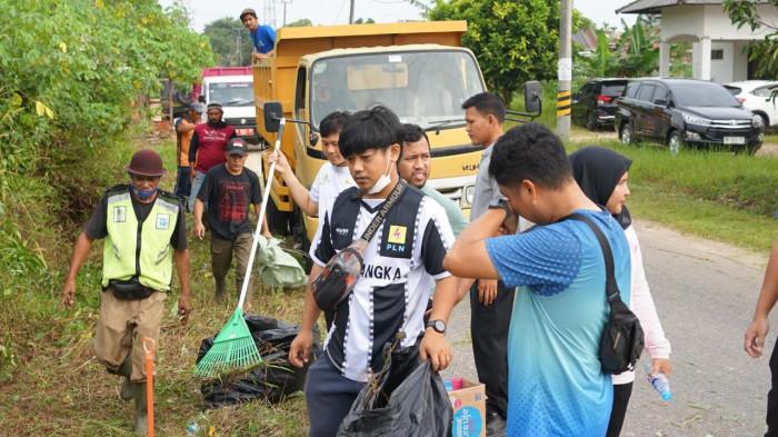 Pegawai PLN UP3 Bangka antusias melakukan kegiatan KOLAK BEKO yang diinisiasi oleh Pemkot Pangkalpinang untuk menciptakan lingkungan bersih bebas banjir