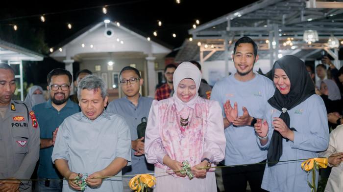 GM PLN Babel, Ira Savitri (tiga dari kanan)  bersama PJ Sekda Belitung Timur, Hendri Yani melakukan simbolis peresmian new Teras Manggar dengan memotong pita dan disaksikan Forkopimda Belitung Timur, pelaku UMKM dan masyarakat