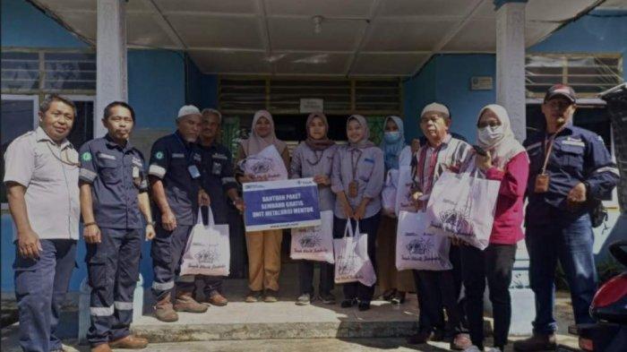 Nek Sakdiah Bahagia Dapat Paket Sembako PT Timah