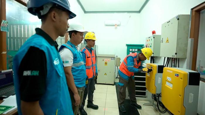Petugas  PLN memasang BESS (Battery Energy Storage System) yang merupakan teknologi penyimpanan listrik ketika mesin PLTD beroperasi, kemudian setelah penuh PLTD akan di matikan selanjutnya kebutuhan listrik masyarakt disuplay melalui BESS.