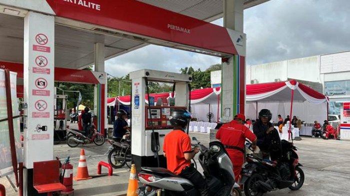 Petugas SPBU di Kota Pangkalpinang saat melayani pengendara mengisi bahan bakar minyak (BBM).
