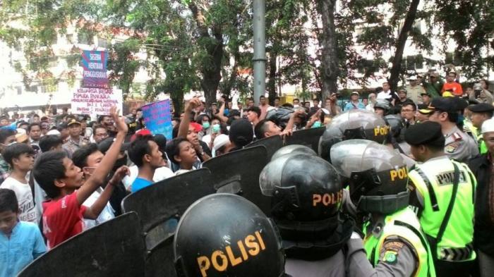 Trik Ahok Melewati Hadangan Para Demonstran