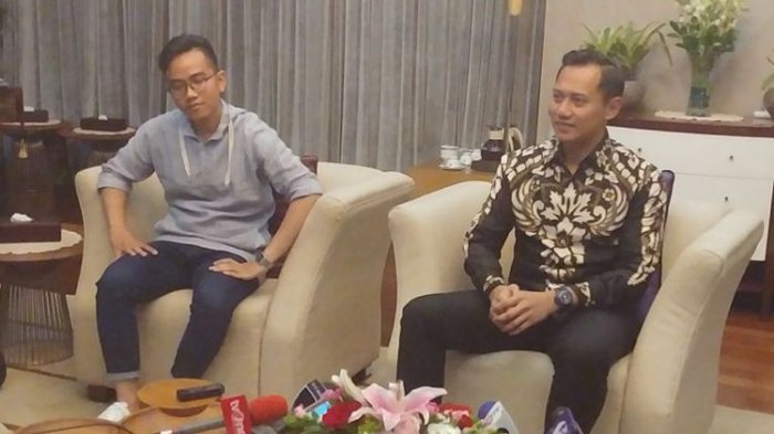 Gaya Duduk Putra Sulung Jokowi dan Putra SBY