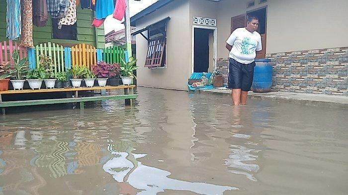 Akibat Cuaca Buruk dan Gelombang Besar, Pemukiman Warga Pesisir di Jalan Pattimura Kembali Banjir