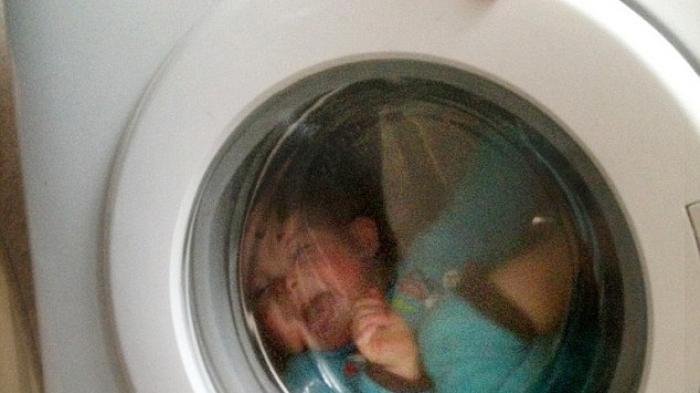 Duh, Kok Bisa Anak Ini Terjebak di Mesin Cuci