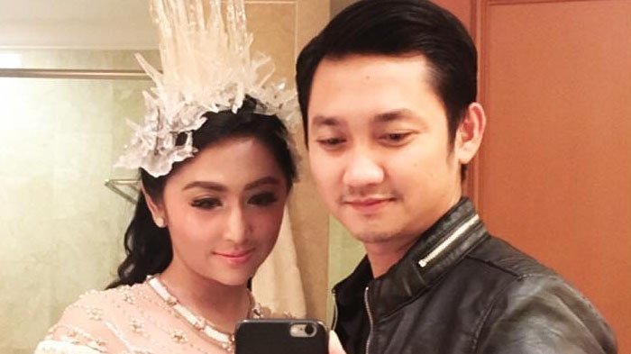 Bibir Dewi Perssik Mencium Pria Ini, Warganet Heboh