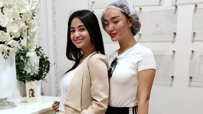 Dewi Perssik & Zaskia Gotik Foto Bareng, Wajah Eneng Jadi Sorotan