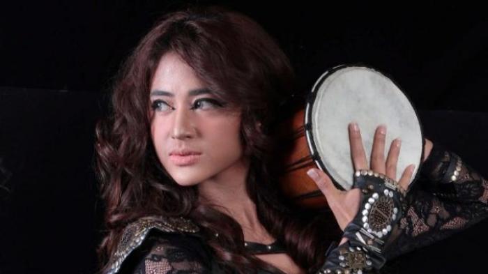 Manajer Bilang Dewi Perssik Amat Marah Saat Tahu Ada yang Unggah Foto Syur di Akun Instagramnya