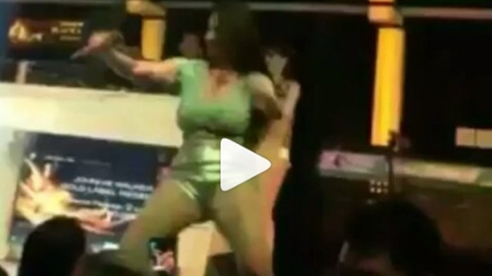 Lagi, Aksi Panas Dewi Perssik di Panggung Terekam Kamera, Videonya Tersebar di Internet