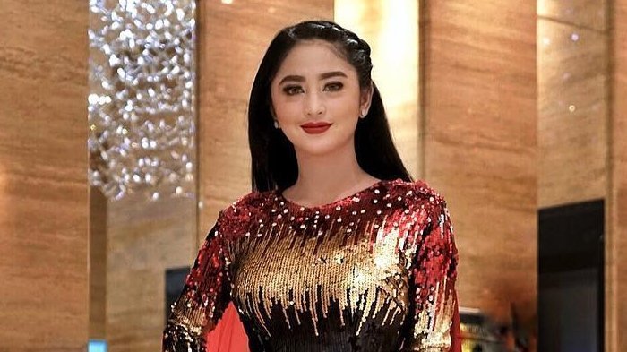 Dewi Perssik Tantang Nikita Mirzani, Jangan Cuma Bacot Kalau Mau Tanding di Ring Tinju