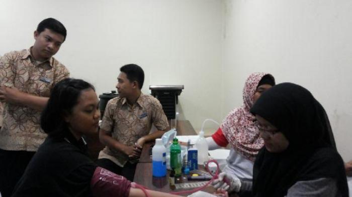 Peringati 1st Anniversary, Golden Tulip Hotel Gelar Kegiatan Bersih Pantai hingga Donor Darah