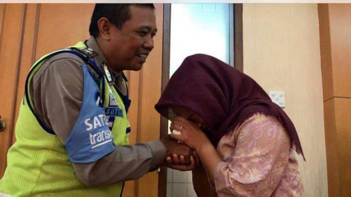 Akhirnya Dora Minta Maaf, Sambil Menangis dan Cium Tangan Polisi Yang Dicakarnya