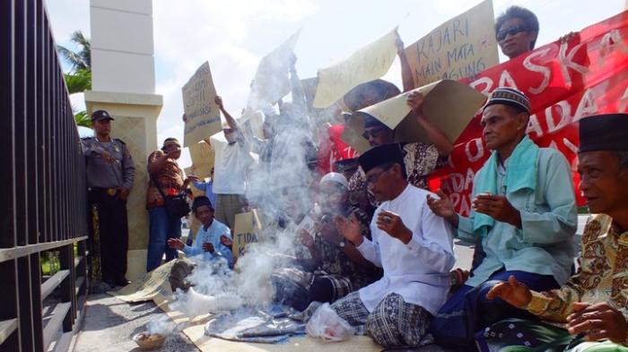 Begini Aksi para Dukun Kampung Bakar Sesajen di Kejari Belitung