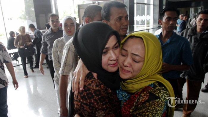 Air Mata Istri Gatot Nugroho Jatuh di Ruang Sidang