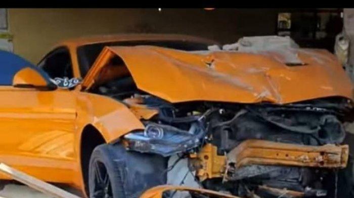 Gara-gara Pasir, Mobil Mewah Ford Mustang Tabrak Warung Bakmie di Sungailiat