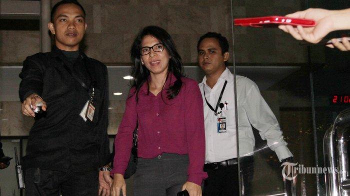 Fransisca Kini Dikawal Dua Pria Berbadan Tegap
