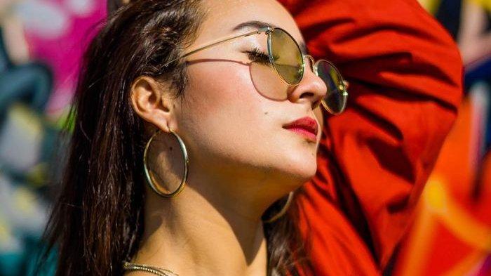 Dikabarkan Pacaran dengan Sule, Intip Gaya Seksi Naomi Zaskia Saat Pemotretan, Ada yang di Pantai