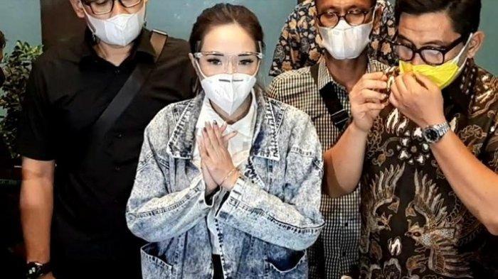 10 Jam Gisel Diperiksa Sebagai Tersangka, Jawab 46 Pertanyaan, Dinyatakan Sehat dan Kena Wajib Lapor