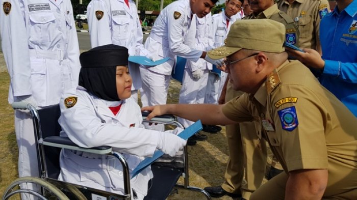 Erzaldi Beri Penghargaan Kepada Disabilitas Petugas Upacara Bendera