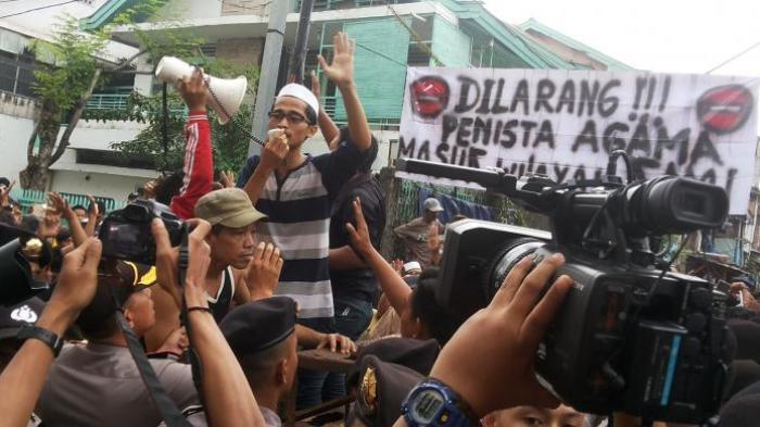 Djarot Berdebat dengan Oknum Masyarakat yang Menghadangnya, Tapi Kabur Gara-gara Ini