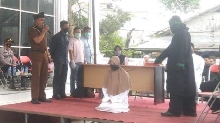 IRT Berzina dengan Pria Lain Dihukum Cambuk 100 Kali, Kasus Terungkap Saat Bawa Selingkuhan ke Rumah