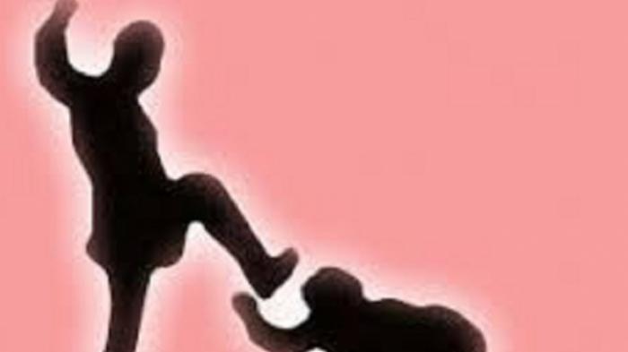 Pergoki Pesan Mesra, Suami Ini Cemburu dan Injak Kepala Istrinya