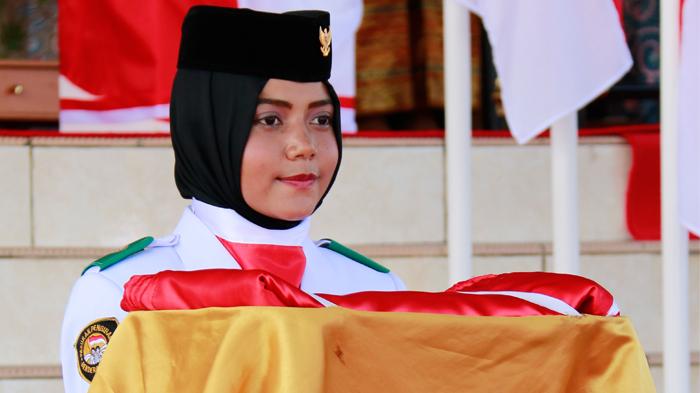 Untung Gak Jatuh! Ini Cerita Lucu Indah Rosalina Sang Pembawa Bendera di Belitung Timur