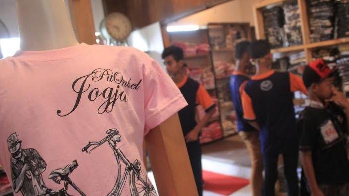 Warga Belitung Yang Mau Liburan ke Jogja, Ini Lima Oleh-oleh Khas Yang Layak Jadi Incaran - jogja-kaos_20160504_223127.jpg