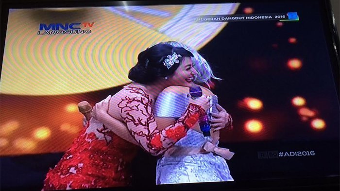 Anugerah Dangdut Indonesia 2016 -Julia Perez dan Dewi Perssik Akhirnya Mengaku Berbaikan