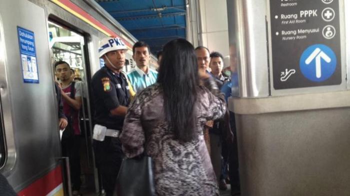 Bagian Belakang Ditempelin 'Itu', Wanita Ini Ngamuk-ngamuk di dalam Kereta