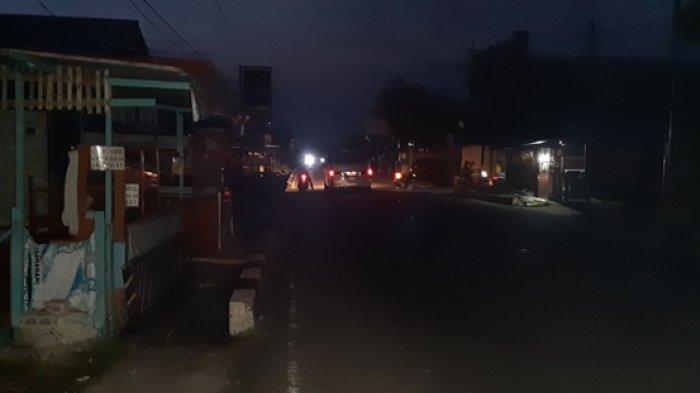 Kondisi listrik padam di Jalan Gatot Subroto, Kelurahan Paal Satu, Kecamatan Tanjungpandan, Kabupaten Belitung, Jumat (18/10/2019).