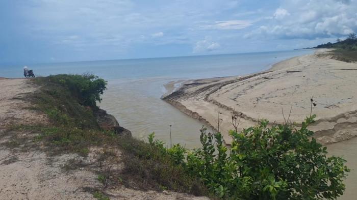 Muara sungai yang ada di di kawasan dermaga nelayan Desa Perlang Kecamatan Lubuk Besar Kabupaten Bangka Tengah Provinsi Kepulauan Bangka Belitung pada Senin (6/4/2026) siang. Perairan laut Perlang tercemar limbah berwarna kuning pekat diduga dari pembuangan limbah pabrik sawit.